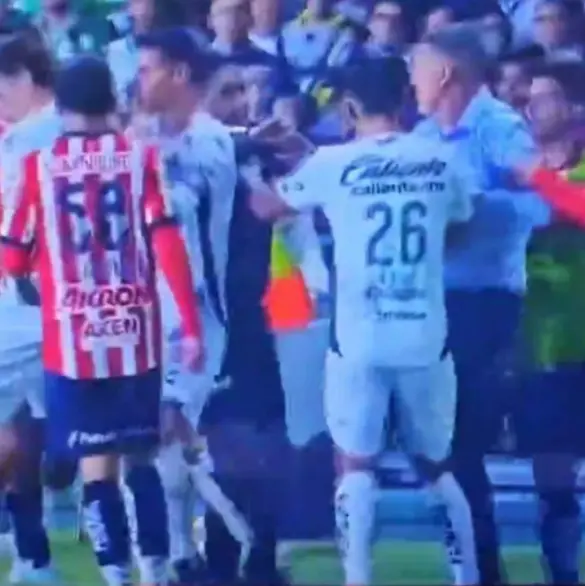 Óscar García, DT de Chivas, patea a James Rodríguez (VIDEO)