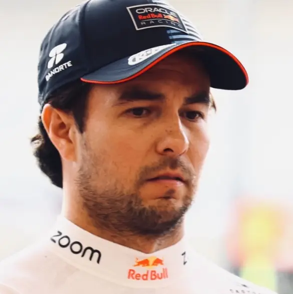 Exhiben a Checo Pérez en marcha del 8 de Marzo