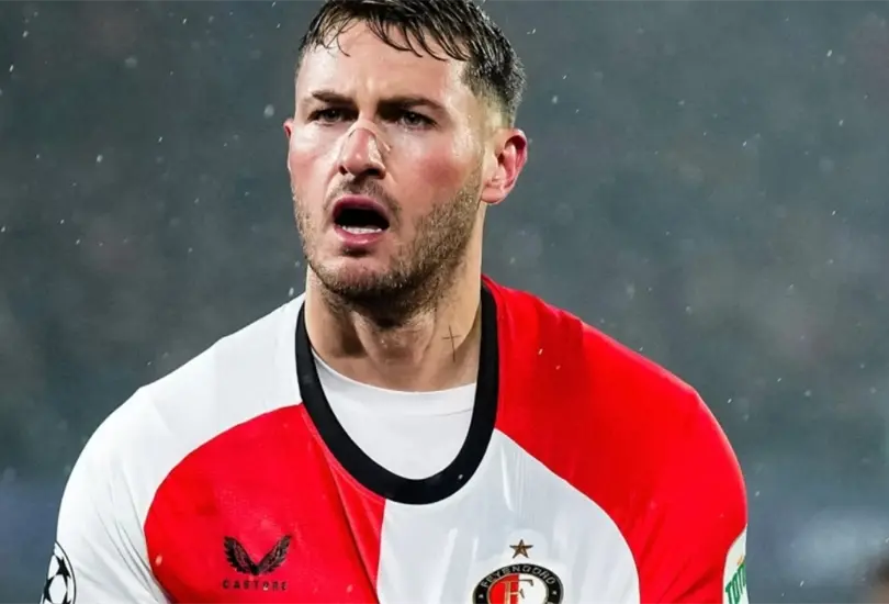 Santiago Gim&eacute;nez recibi&oacute; un dardo desde el Feyenoord