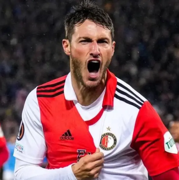 Santiago Giménez le dedica emotiva carta al Feyenoord