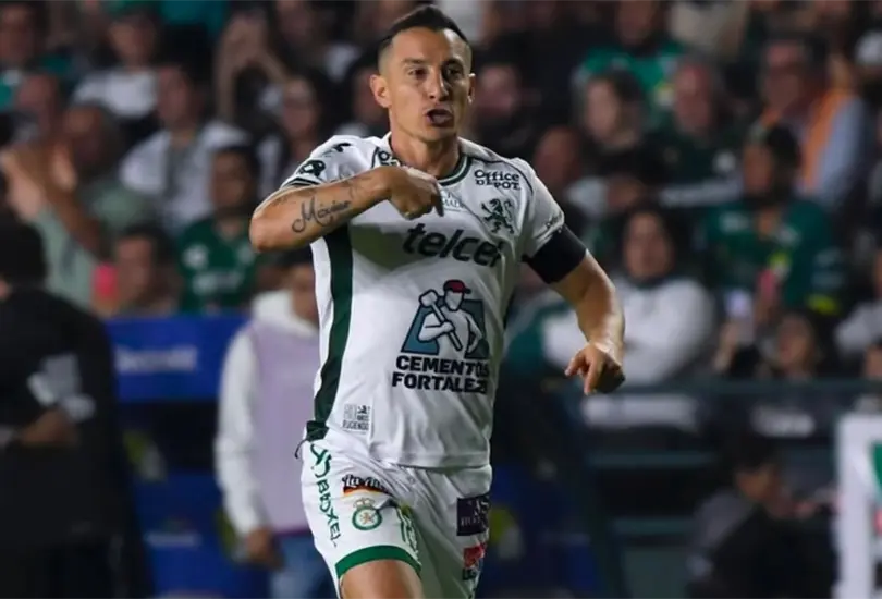 Andr&eacute;s Guardado pidi&oacute; la opini&oacute;n de varios sobre volver a pesar de haber anunciado su retiro