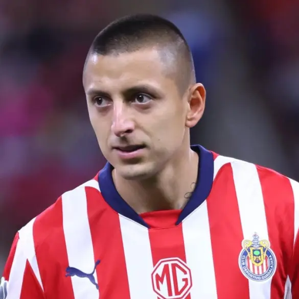 Piojo Alvarado exhibe a DT de Chivas por ser muy defensivo