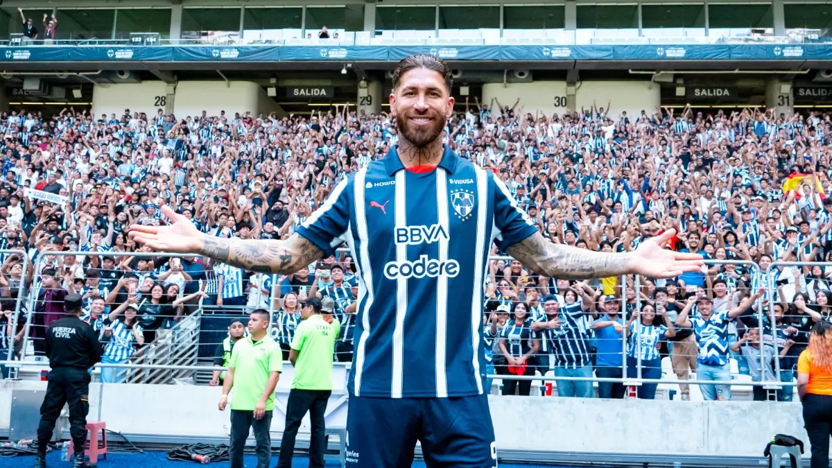  Sergio Ramos en su presentación con Rayados en la cancha del BBVA 