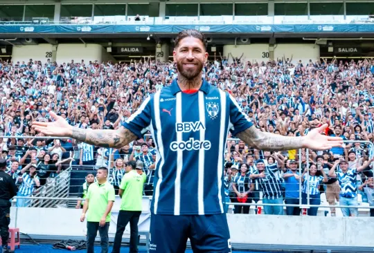 Sergio Ramos en su presentación con Rayados en la cancha del BBVA