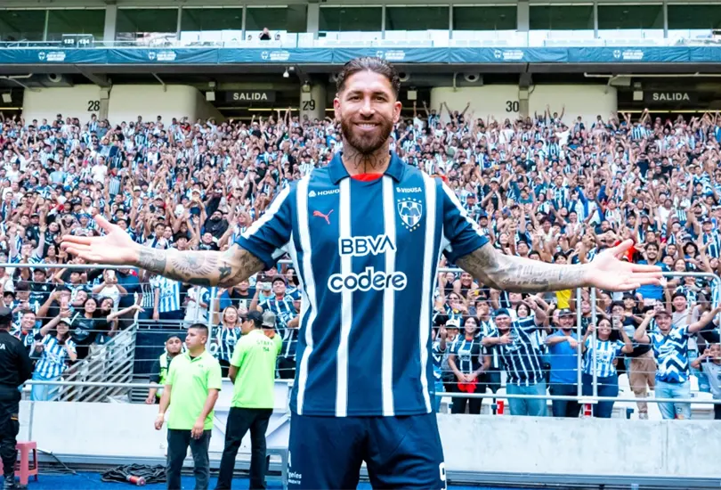 Sergio Ramos en su presentaci&oacute;n con Rayados en la cancha del BBVA
