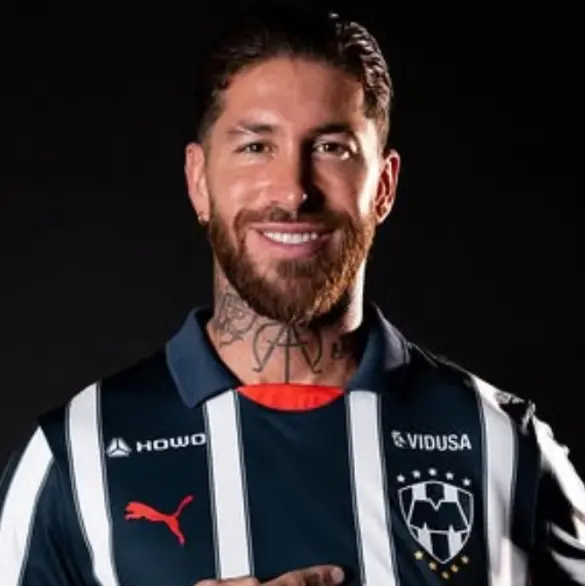 Exhiben a Sergio Ramos por querer lesionar a compañero de Rayados