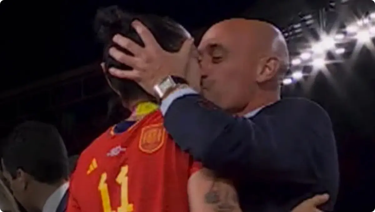  Luis Rubiales, expresidente de Real Federación Española de Fútbol, beso sin consentimiento a la jugadora de la selección Jenni Hermoso
 