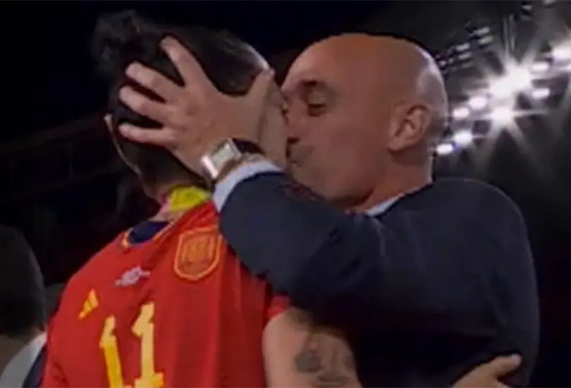 Luis Rubiales, expresidente de Real Federaci&oacute;n Espa&ntilde;ola de F&uacute;tbol, beso sin consentimiento a la jugadora de la selecci&oacute;n Jenni Hermoso