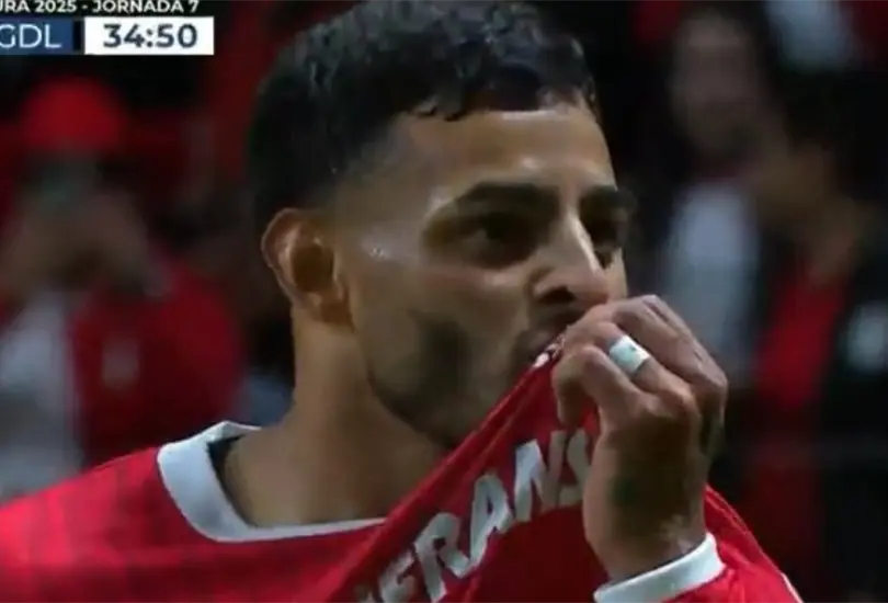 Alexis Vega bes&oacute; el escudo de Toluca en pleno partido ante Chivas