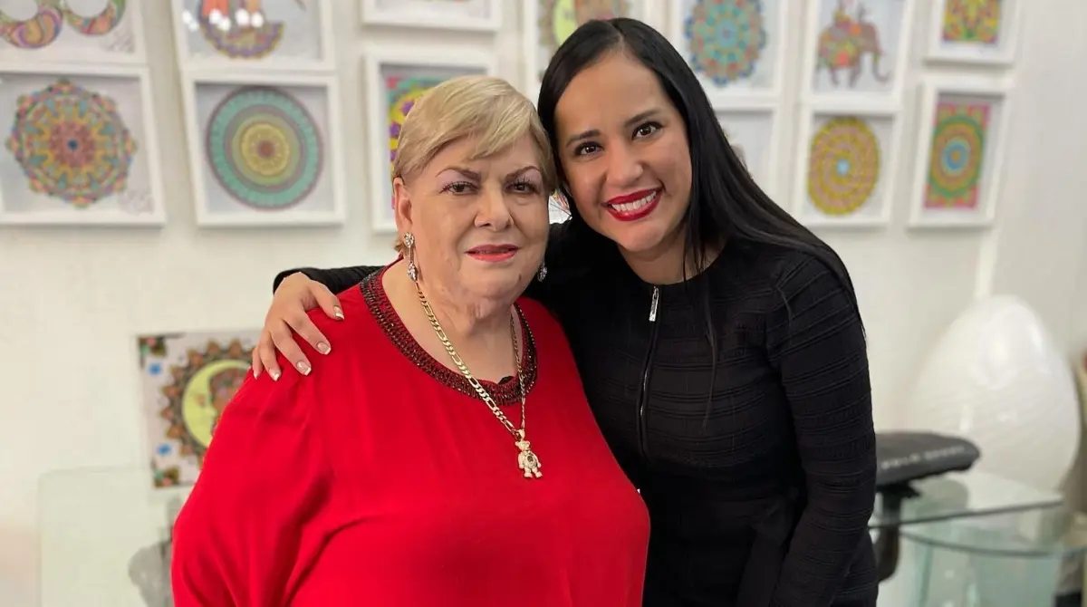 Cuevas junto a Paquita la del Barrio.