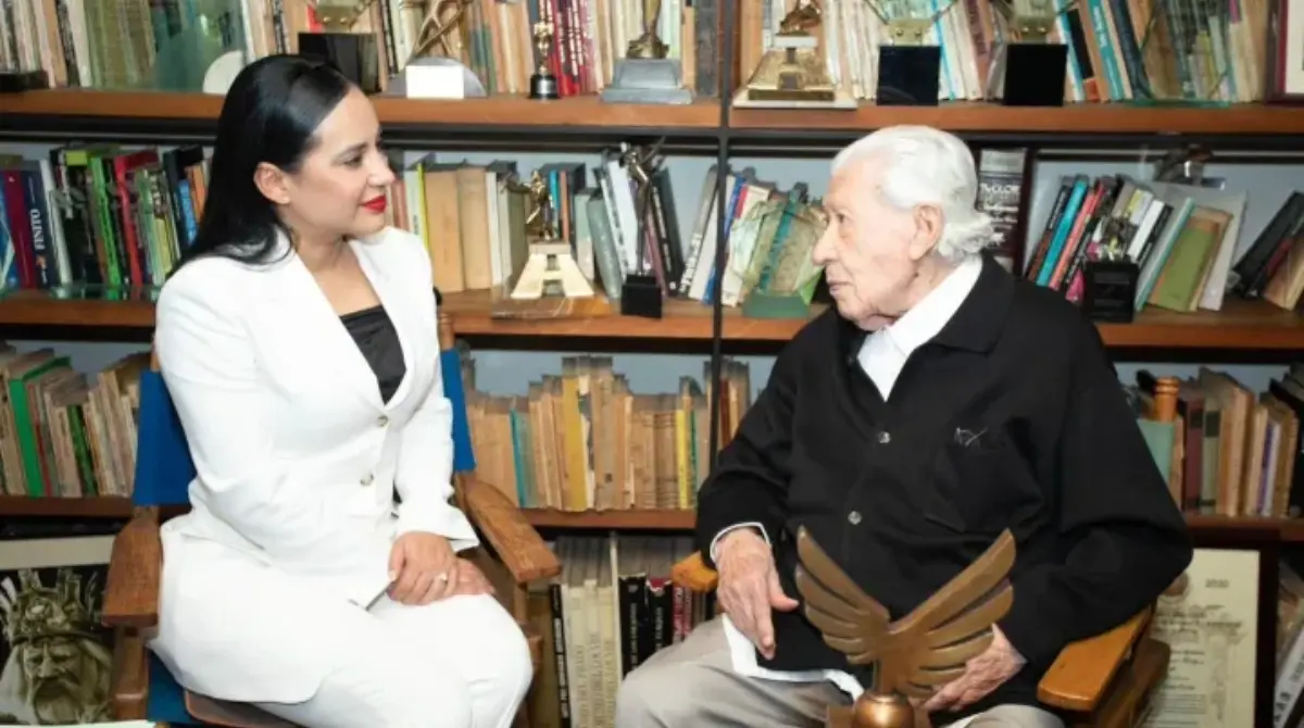 Sandra Cuevas en su visita a Ignacio López Tarso.