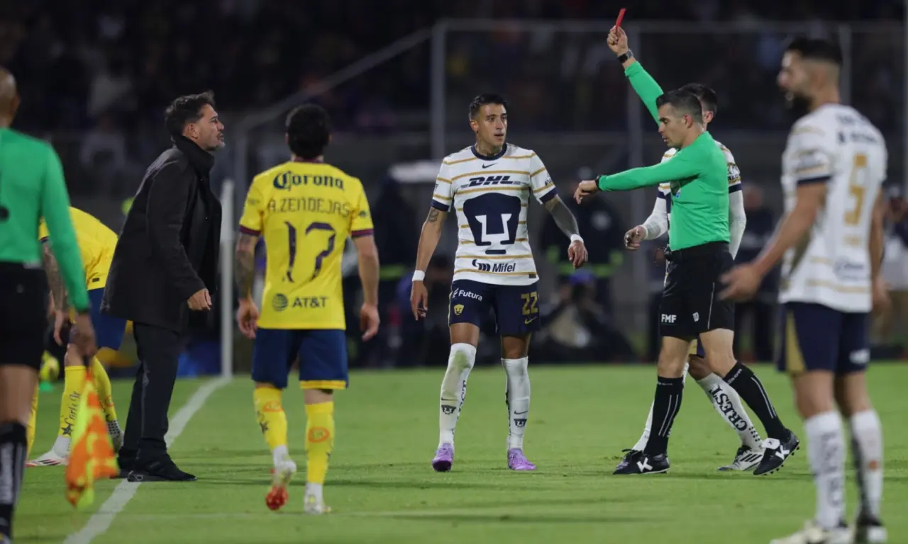  El trabajo del árbitro Fernando Hernández no fue del agrado del club universitario. 