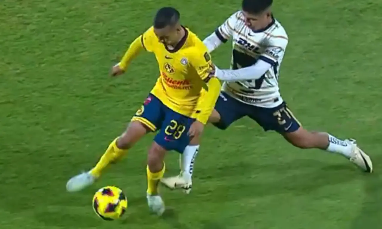  La decisión del árbitro Fernando Hernández obligó a Pumas a jugar con uno menos todo el segundo tiempo. 