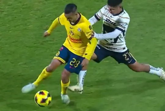 La decisión del árbitro Fernando Hernández obligó a Pumas a jugar con uno menos todo el segundo tiempo.