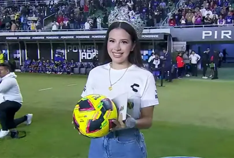 La mujer form&oacute; parte de la ceremonia del encuentro en Sinaloa.