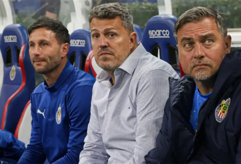 &Oacute;scar Garc&iacute;a envi&oacute; a su CT al Pumas vs Chivas pese haber sido despedido