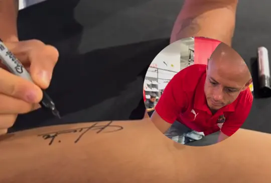 Un aficionado de Chivas se tatuó la firma de Chicharito