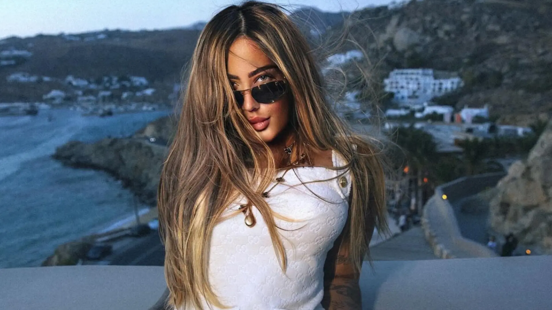 En sus redes sociales constantemente presume su día a día así como sus viajes por el mundo.