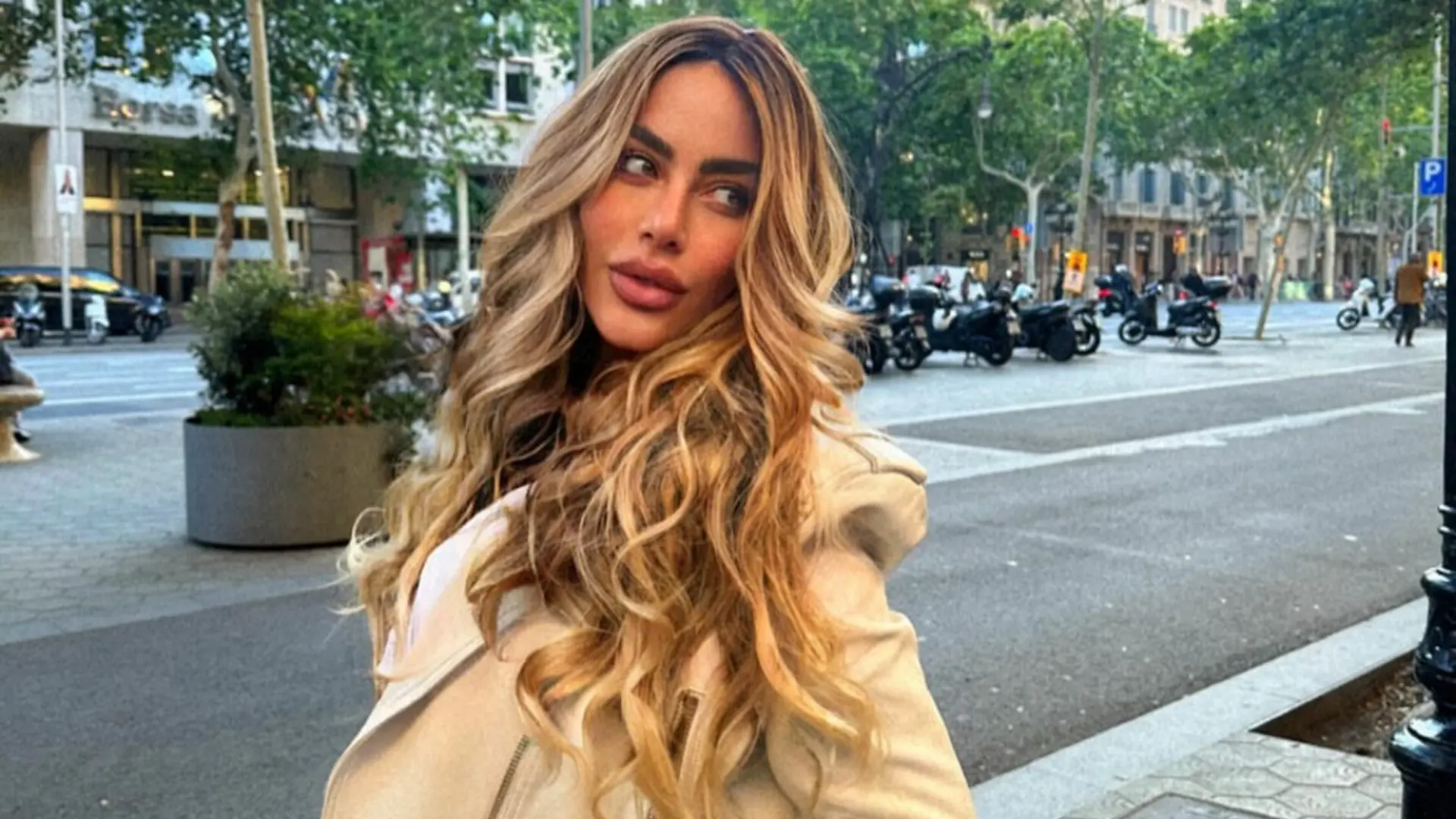 Ahora en su regreso a Santos no fue la excepción y se le vio en el Carnaval, aunado a esto no se pierde el festejo de su hermana.