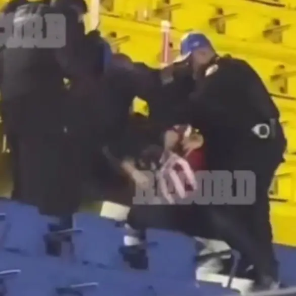 Policías golpean a aficionado de Chivas en el estadio CDD