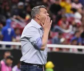 Oscar García presume el finiquito que le dio Chivas
