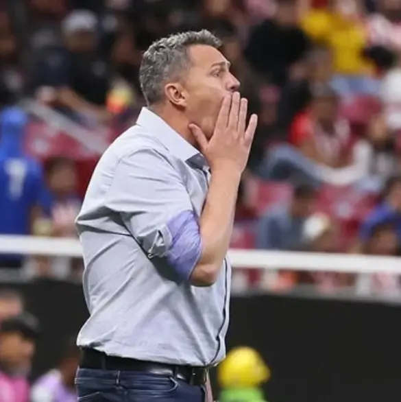 Oscar García presume el finiquito que le dio Chivas