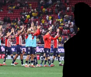 Futbolista de Chivas exhibe a extécnico por malos tratos en el club