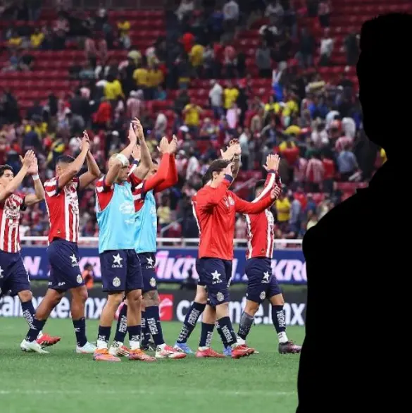 Futbolista de Chivas exhibe a extécnico por malos tratos en el club