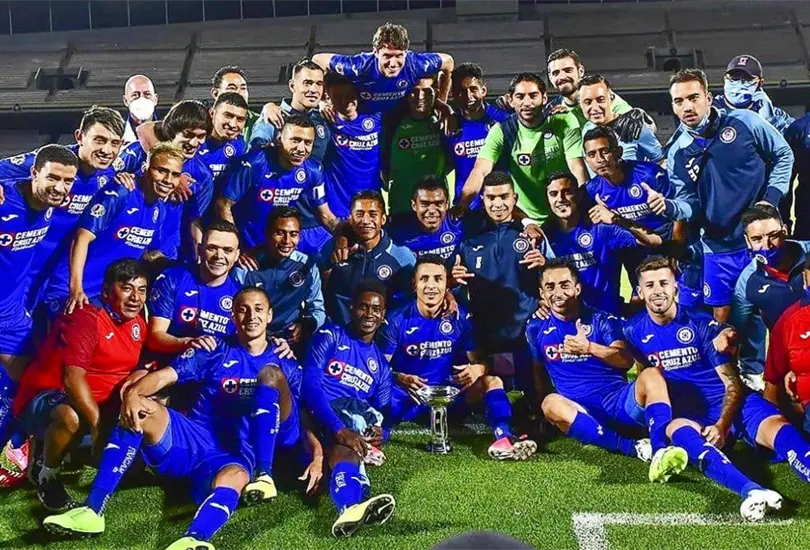 Un exfutbolista de Cruz Azul ha sido suspendido por llamar boiviano a un aficionado