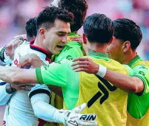 Jugadores de Juárez se besan en pleno partido