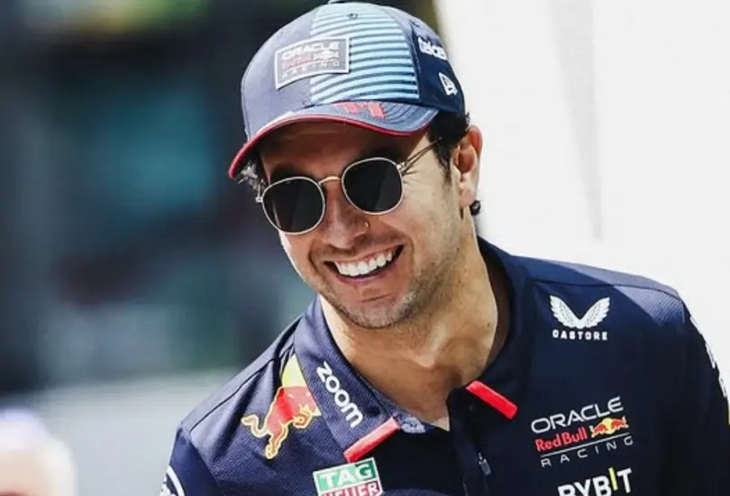 Checo Pérez sonríe al ver el paso de Red Bull Racing en F1 Checo Pérez sonríe al ver el paso de Red Bull Racing en F1