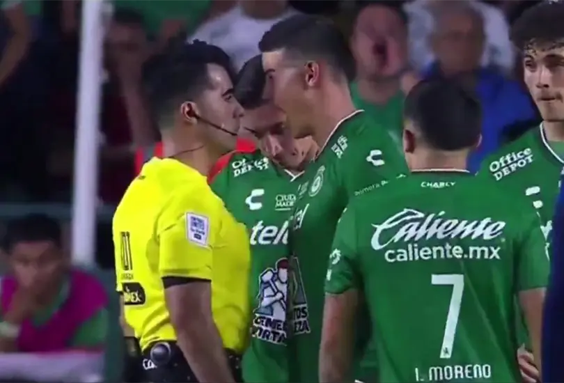 El colombiano reaccion&oacute; de mala forma tras ser expulsado por Adonai.
