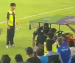 Policía amenaza con arma a aficionados en Celaya