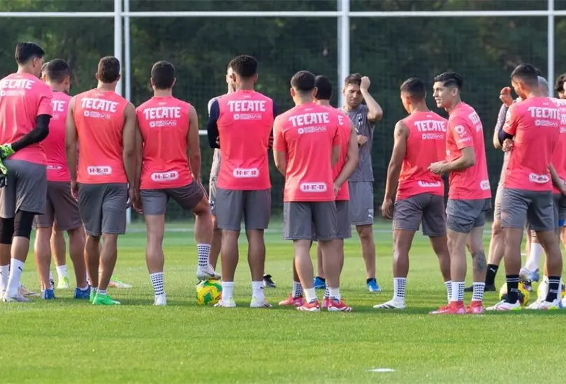 La interna de Rayados sigue con problemas y el vestidor roto es imposible de ocultar