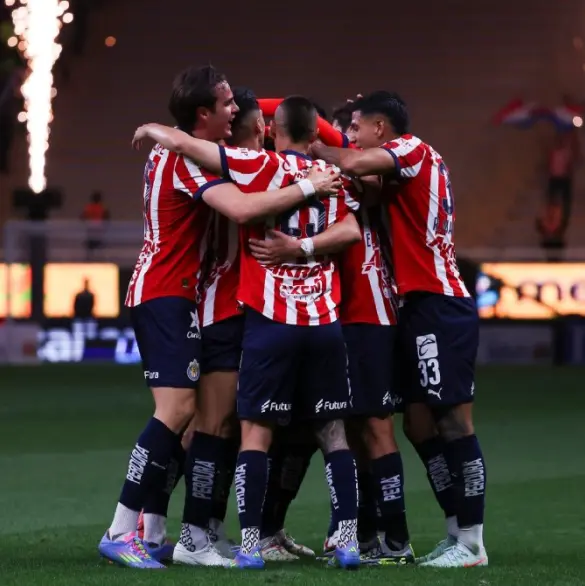 Futbolista de Chivas aprovecha eliminación para casarse