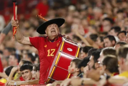 Manolo el del Bombo deja un gran vacío en España a un año de la Copa del Mundo Manolo el del Bombo deja un gran vacío en España a un año de la Copa del Mundo