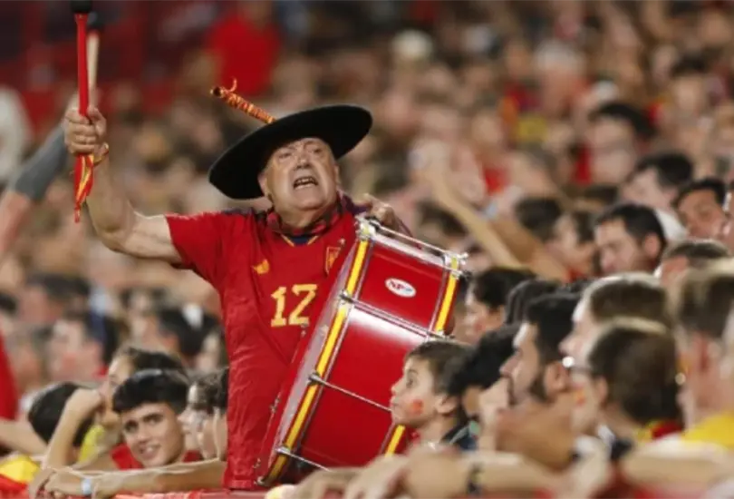 Manolo el del Bombo deja un gran vacío en España a un año de la Copa del Mundo Manolo el del Bombo deja un gran vacío en España a un año de la Copa del Mundo