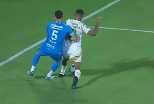 En el encuentro entre Cruz Azul y Tigres, una jugada en el área celeste generó controversia por un supuesto penal no concedido a los visitantes. En el encuentro entre Cruz Azul y Tigres, una jugada en el área celeste generó controversia por un supuesto penal no concedido a los visitantes.