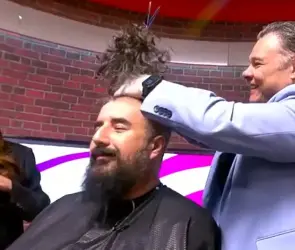 Álvaro Morales paga apuesta y es rapado en vivo (VIDEO)