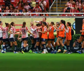Técnico de Chivas Femenil asegura tener las futbolistas más guapas
