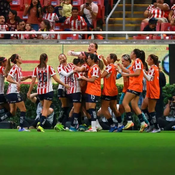 Técnico de Chivas Femenil asegura tener las futbolistas más guapas