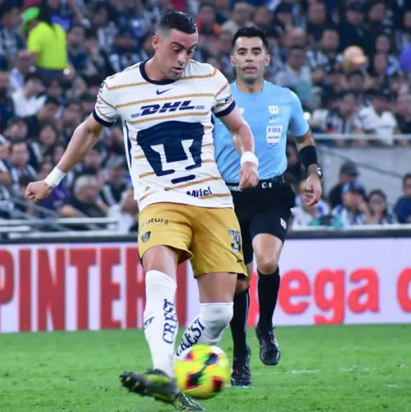 Exhiben posible ayuda arbitral en el Rayados vs Pumas