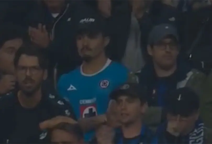 Un aficionado de Cruz Azul es buscado por aparecer en el Inter vs Barcelona