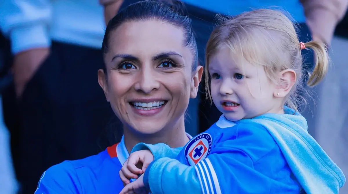 Valeria Miranda, futbolista de Cruz Azul Femenil, es mamá de una pequeña de dos años