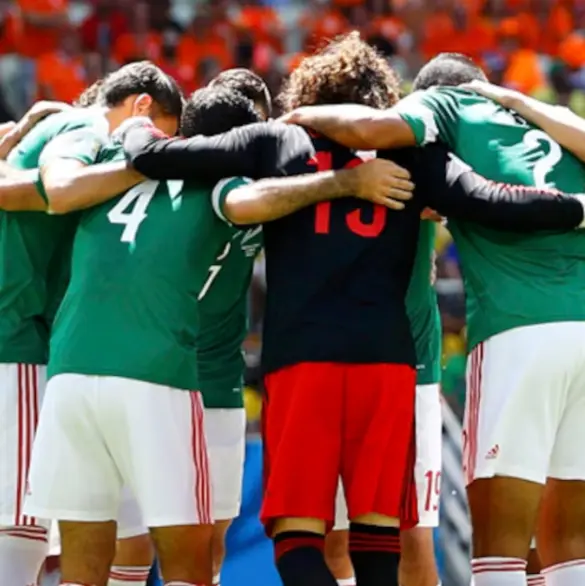Exhiben a ex de la Selección Mexicana jugando en la talacha