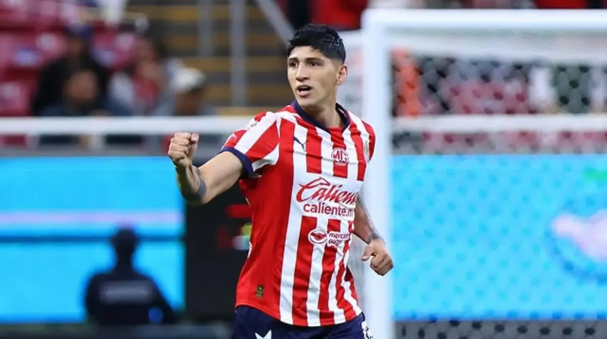 Alan Pulido, delantero de Chivas, también reaccionaba a las fotos de Márquez.