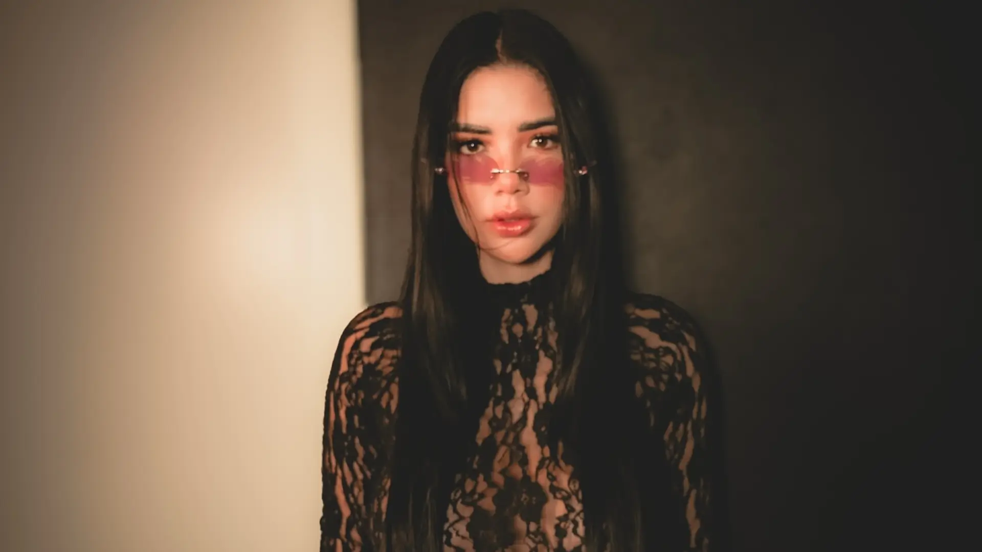 No han dudado en besarse ante la cámara y presumir su amor, aunque algunos aún dudan si todo es real o parte de una estrategia de marketing.