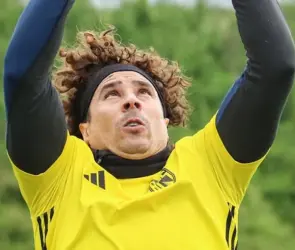 Memo Ochoa recibe su gol mil 200 como profesional
