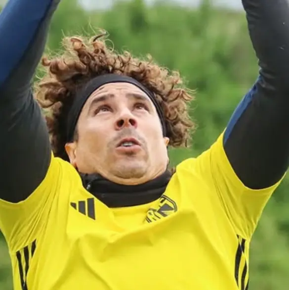 Memo Ochoa recibe su gol mil 200 como profesional
