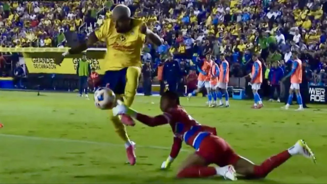  El colombiano se convirtió en el blanco de las críticas de su propia afición tras el resultado ante América. 